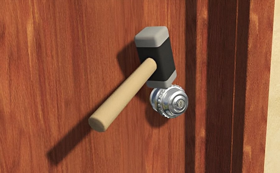 Sử dụng búa để phá ổ khóa